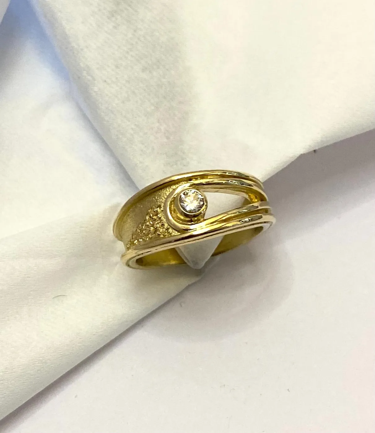Ring in gerecupereerd goud