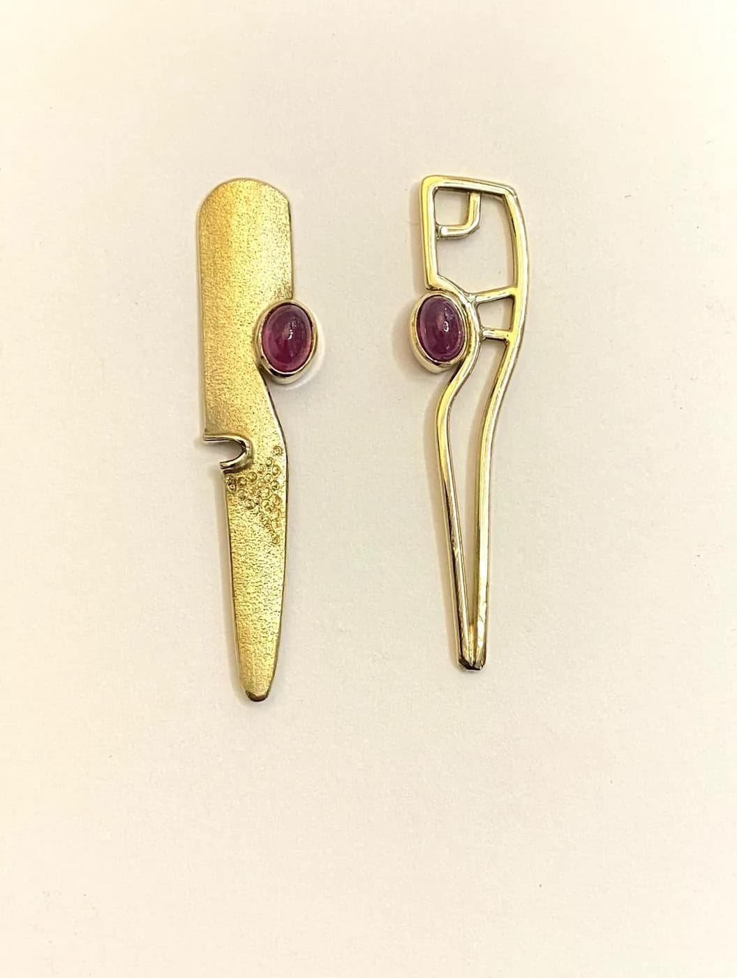 Gouden oorbellen met roze steen