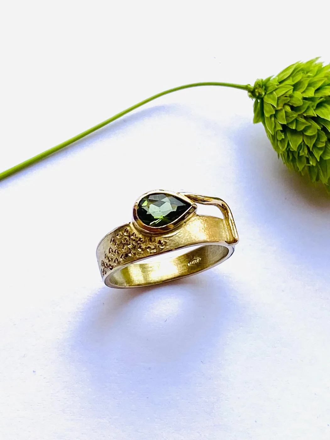 Gouden ring met groene steen