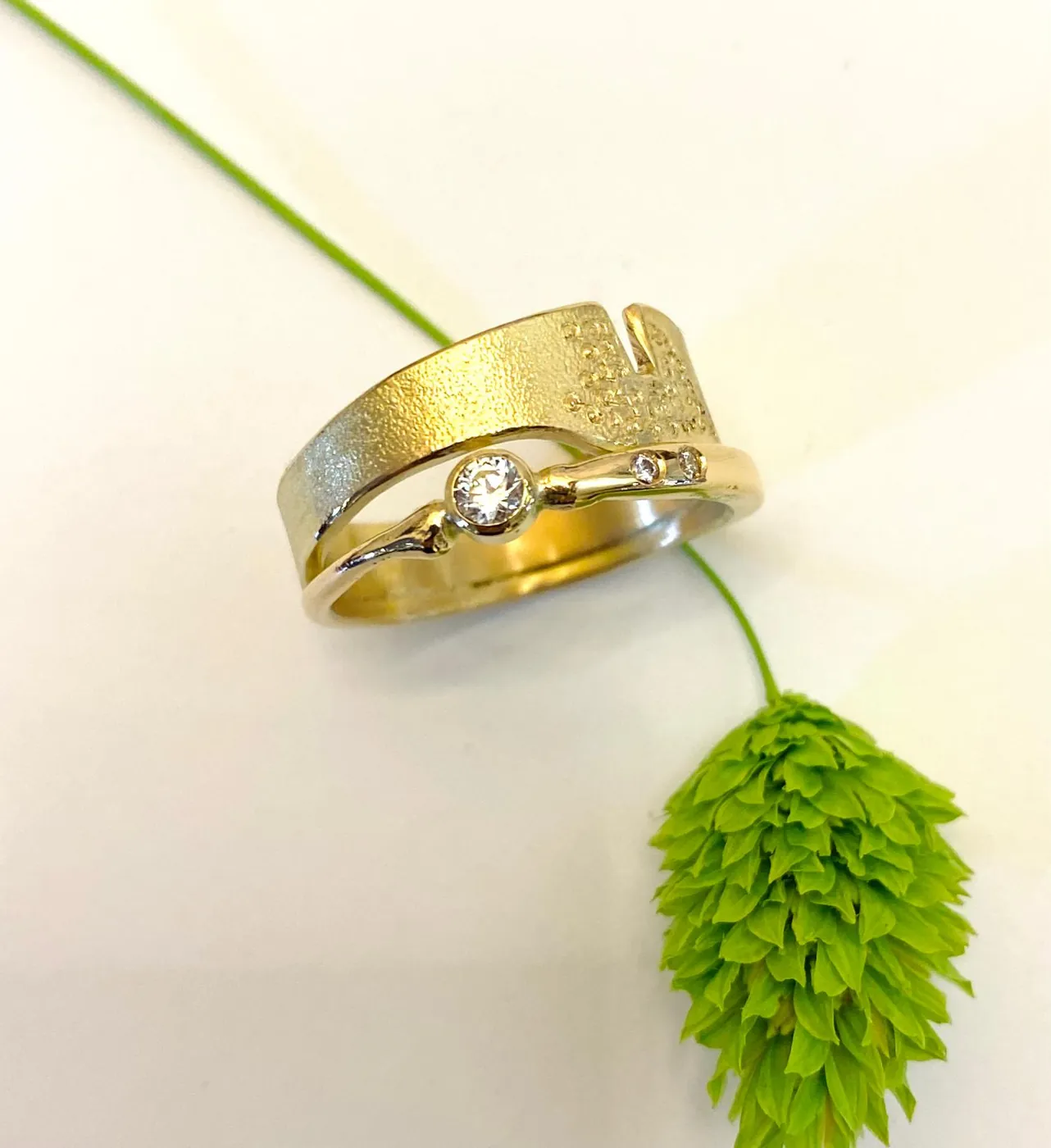 Gouden ring met steentjes