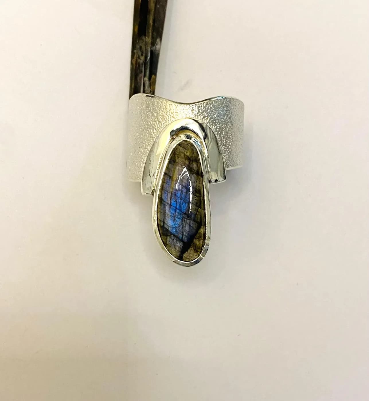 Ring met grote, glanzende steen op een ringstok