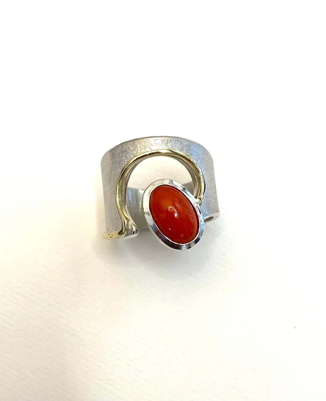 Zilveren ring met rode steen