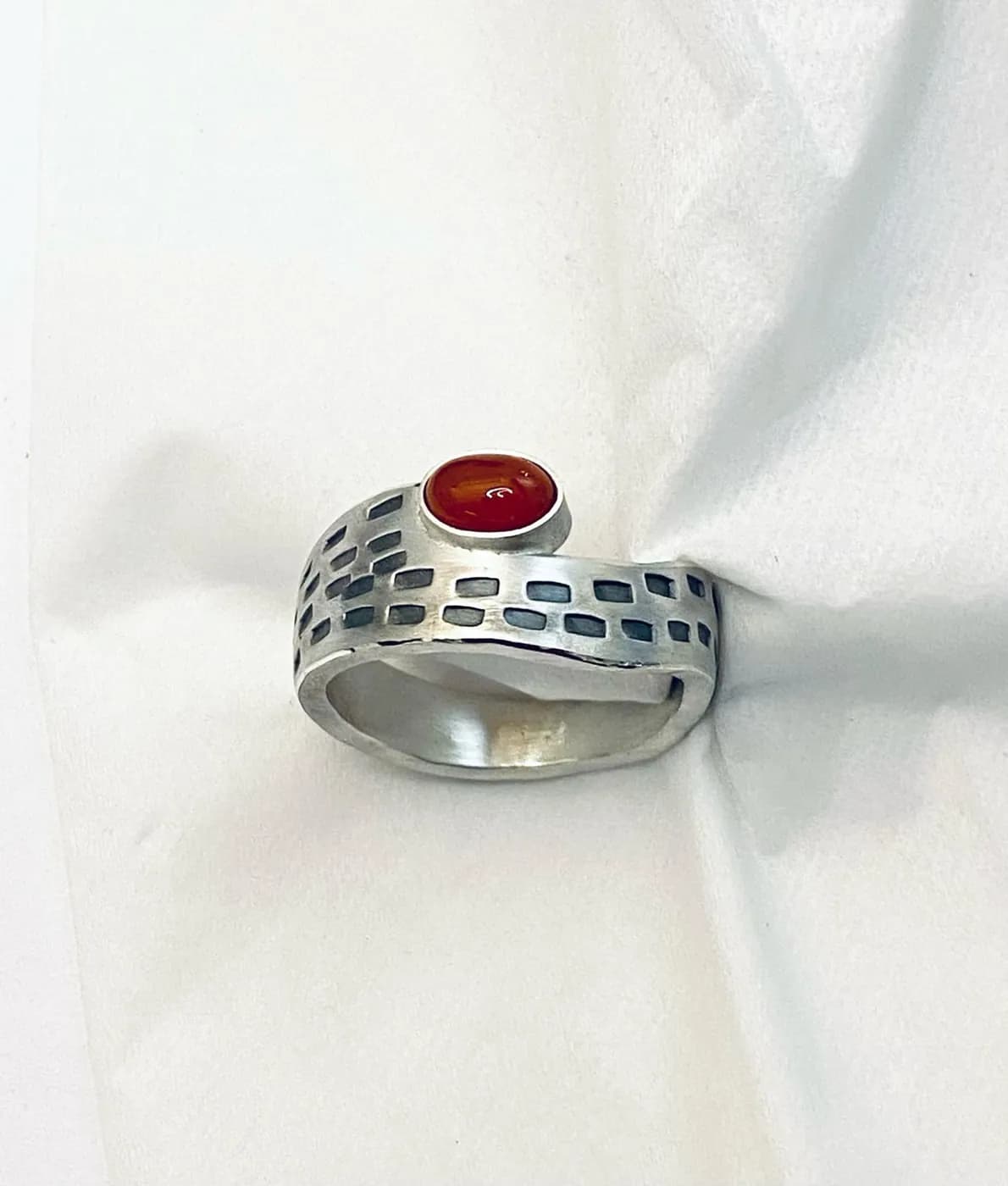 Zilveren ring met rode steen